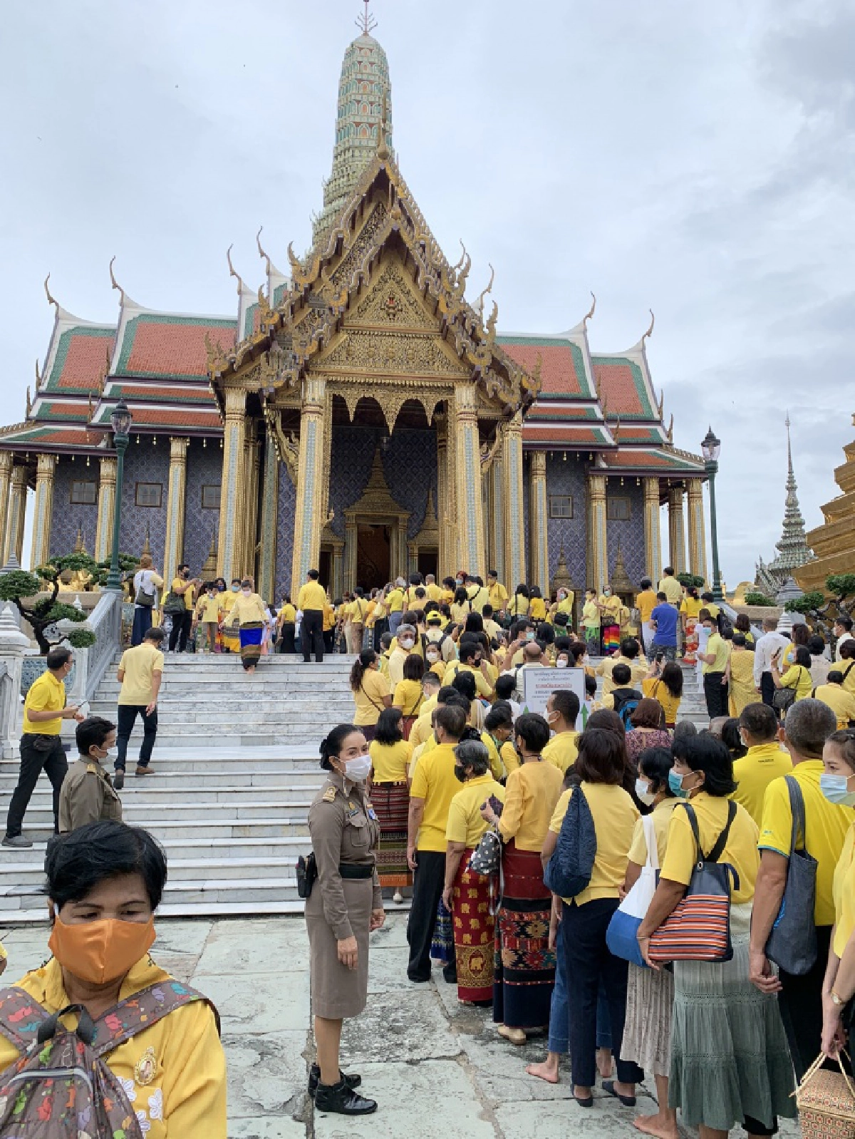 ปชช.สวมเสื้อสีเหลืองสำนึกในพระมหากรุณาธิคุณ ถวายบังคมพระบรมรูป ร.9 