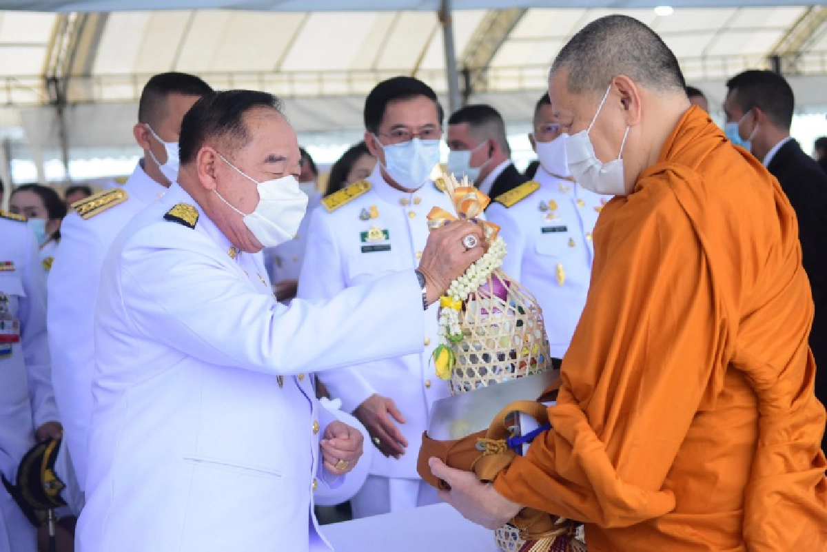 "นายกฯ" นำ ครม.ทำบุญตักบาตรเนื่องในวันคล้ายวันสวรรคตในหลวงรัชกาลที่ 9