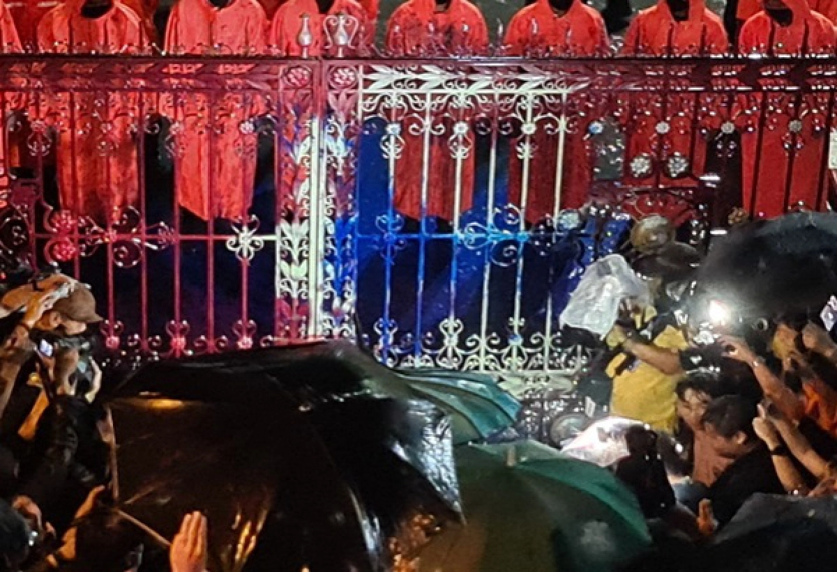 ผู้ชุมนุมนัดรวมตัวหอศิลป์ฯหลังแกนนำถูกจับ -'เพนกวิน'นำบุก สตช. เรียกร้องปล่อยตัว