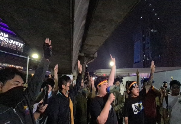 ผู้ชุมนุมนัดรวมตัวหอศิลป์ฯหลังแกนนำถูกจับ -'เพนกวิน'นำบุก สตช. เรียกร้องปล่อยตัว