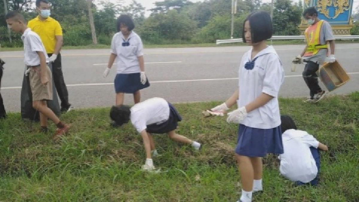 เยาวชน-จิตอาสา ร่วมใจเก็บขยะเส้นทางเสด็จฯ น้อมรำลึกในหลวง ร.9