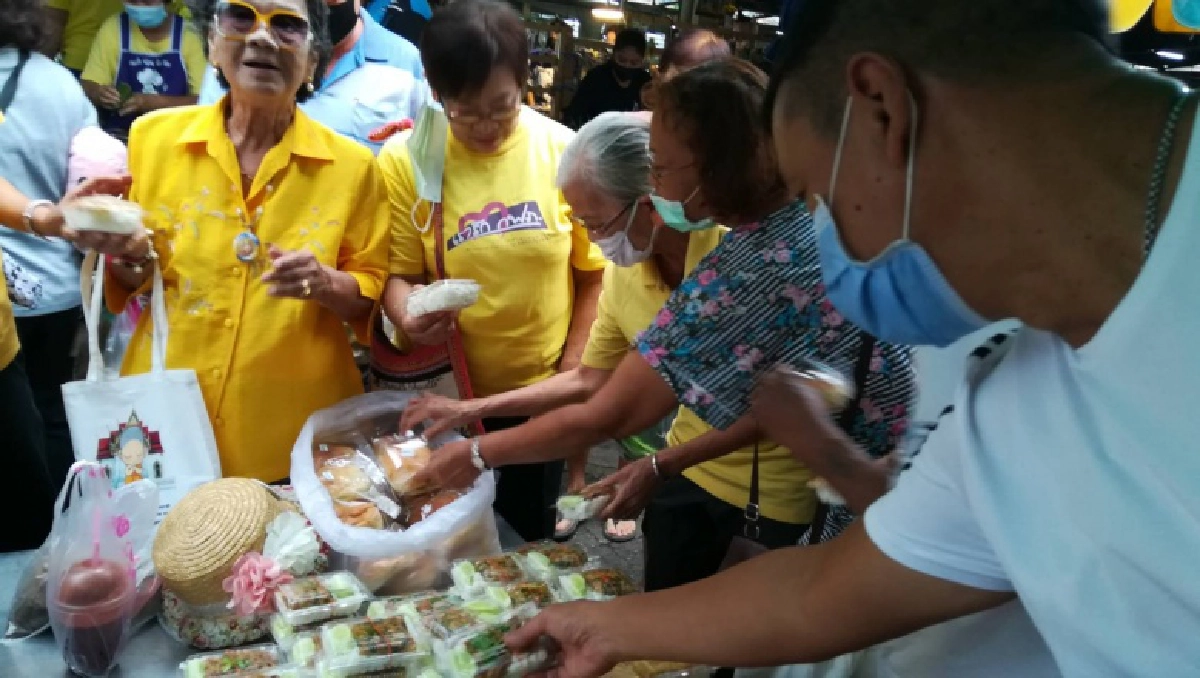 น้อมรำลึกวันคล้ายวันสวรรคตในหลวง ร.9 พ่อค้าแม่ค้าชาวพิษณุโลกรวมใจแจกอาหารฟรี