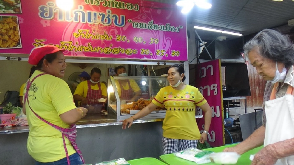 น้อมรำลึกวันคล้ายวันสวรรคตในหลวง ร.9 พ่อค้าแม่ค้าชาวพิษณุโลกรวมใจแจกอาหารฟรี