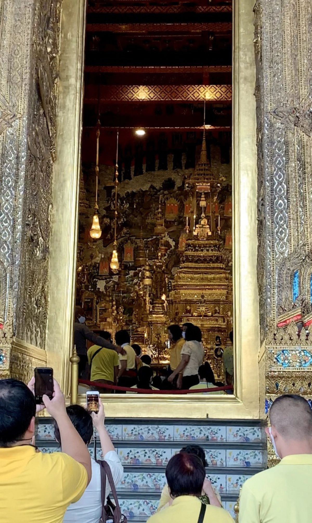 ปชช.สวมเสื้อสีเหลืองสำนึกในพระมหากรุณาธิคุณ ถวายบังคมพระบรมรูป ร.9 