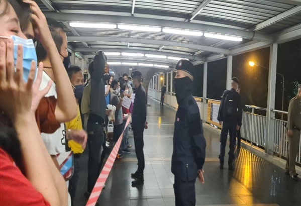 ผู้ชุมนุมนัดรวมตัวหอศิลป์ฯหลังแกนนำถูกจับ -'เพนกวิน'นำบุก สตช. เรียกร้องปล่อยตัว