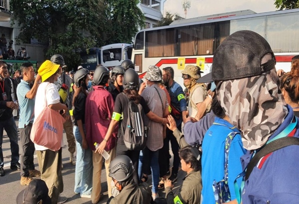 ผู้ชุมนุมโยกรถ ตชด.ที่นำมาปิดกั้นถนน 