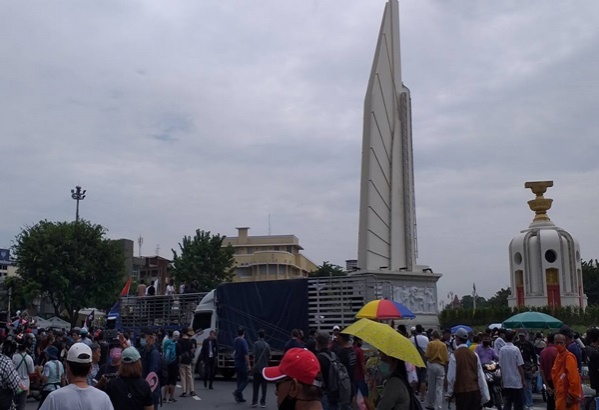 กลุ่มผู้ชุมนุม"คณะราษฎร 63"ยึดพื้นที่รอบอนุสาวรีย์ ปชต.