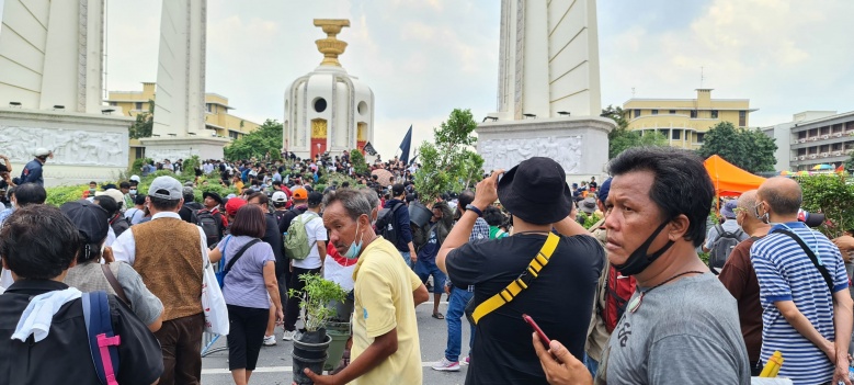 ชมคลิป นาทีชุลมุน "คณะราษฎร" รื้อถอนต้นไม้บริเวณ อนุสาวรีย์ประชาธิปไตย ยึดพื้นที่  (มีคลิป)