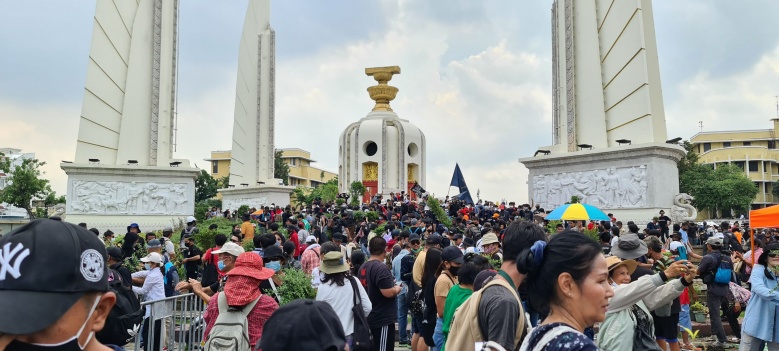 ชมคลิป นาทีชุลมุน "คณะราษฎร" รื้อถอนต้นไม้บริเวณ อนุสาวรีย์ประชาธิปไตย ยึดพื้นที่  (มีคลิป)