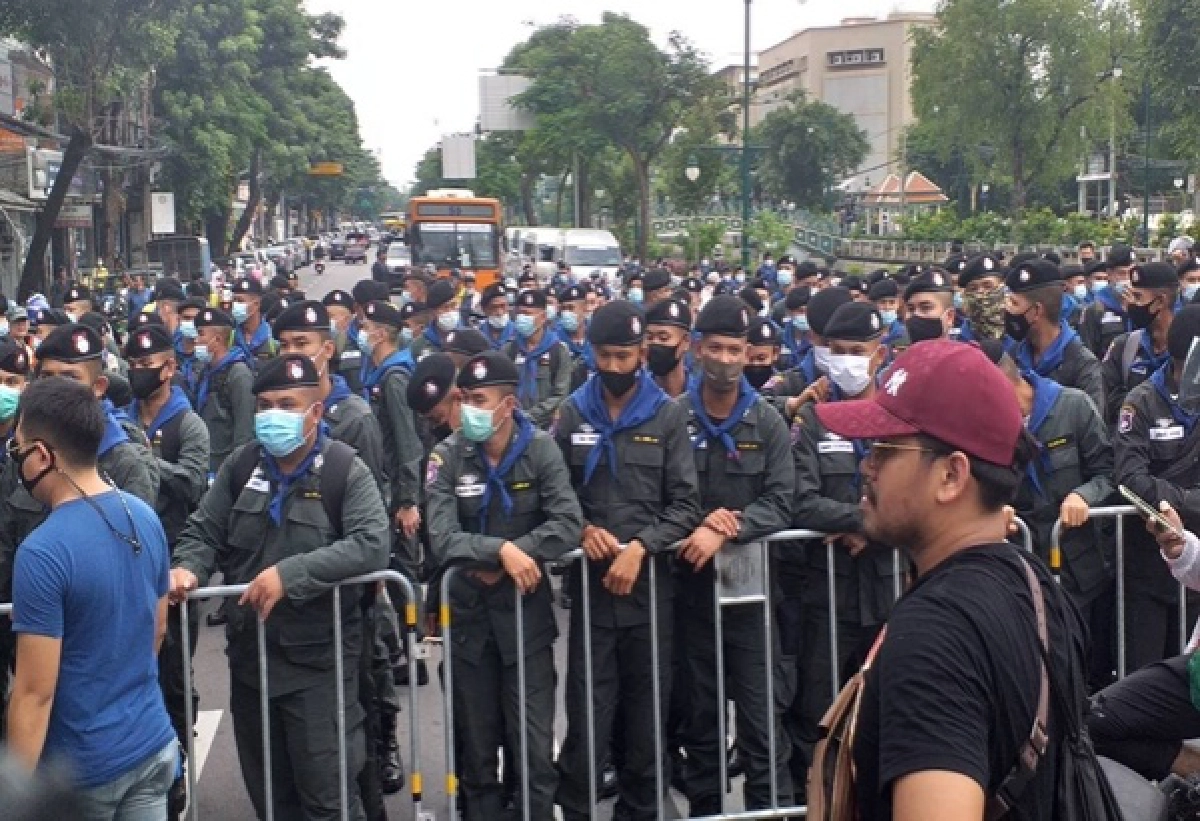  ผู้ชุมนุมเคลื่อนขบวนมุ่งหน้าทำเนียบ