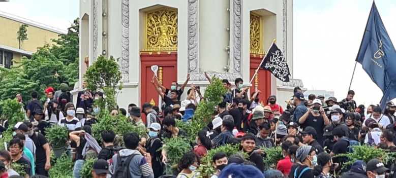 ชมคลิป นาทีชุลมุน "คณะราษฎร" รื้อถอนต้นไม้บริเวณ อนุสาวรีย์ประชาธิปไตย ยึดพื้นที่  (มีคลิป)