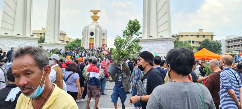 ชมคลิป นาทีชุลมุน "คณะราษฎร" รื้อถอนต้นไม้บริเวณ อนุสาวรีย์ประชาธิปไตย ยึดพื้นที่  (มีคลิป)