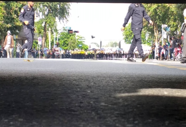 ม็อบฝ่าแผงกั้น ควบคุมฝูงชน บริเวณถนนลูกหลวงไปได้ 