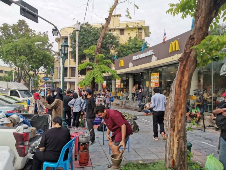 มวลชนทยอยเดินทางมาร่วมชุมนุมกับกลุ่มคณะราษฎร63