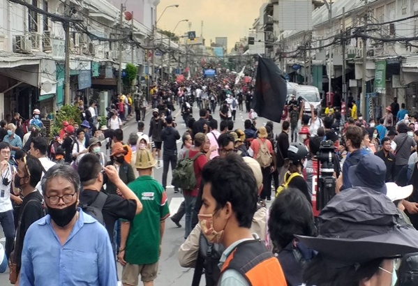  ผู้ชุมนุมเคลื่อนขบวนมุ่งหน้าทำเนียบ