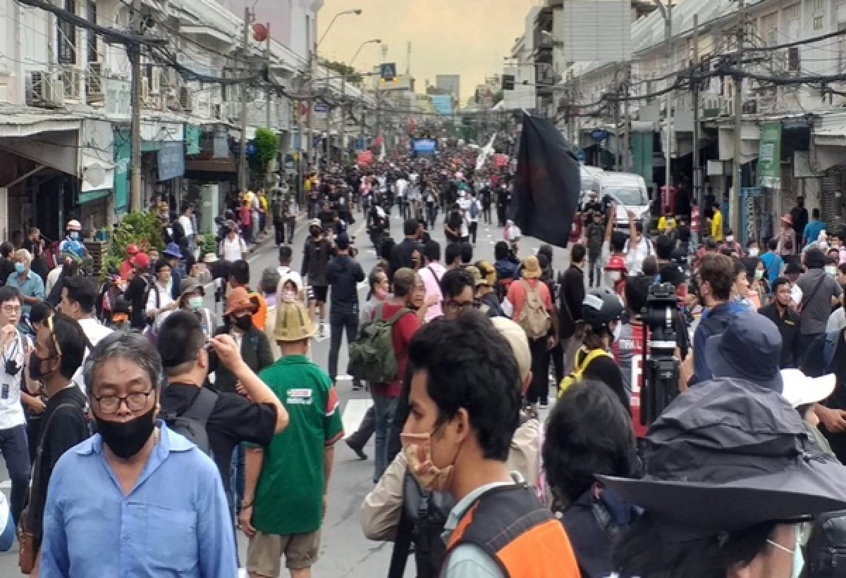  ผู้ชุมนุมเคลื่อนขบวนมุ่งหน้าทำเนียบ