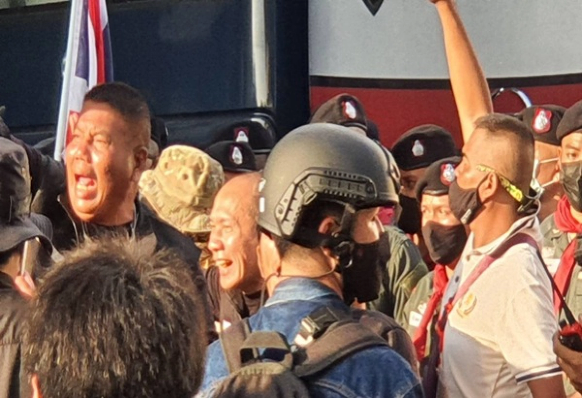 ผู้ชุมนุมโยกรถ ตชด.ที่นำมาปิดกั้นถนน 