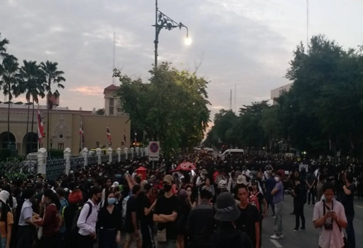 กลุ่มผู้ชุมนุม "คณะราษฎร 63 " บุกฝ่าด่าน จนท.