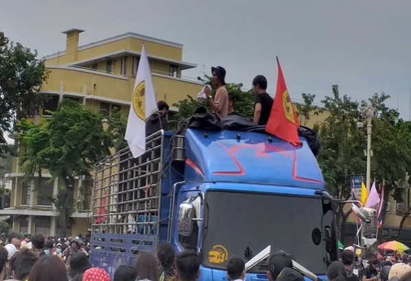 กลุ่มผู้ชุมนุม"คณะราษฎร 63"ยึดพื้นที่รอบอนุสาวรีย์ ปชต.