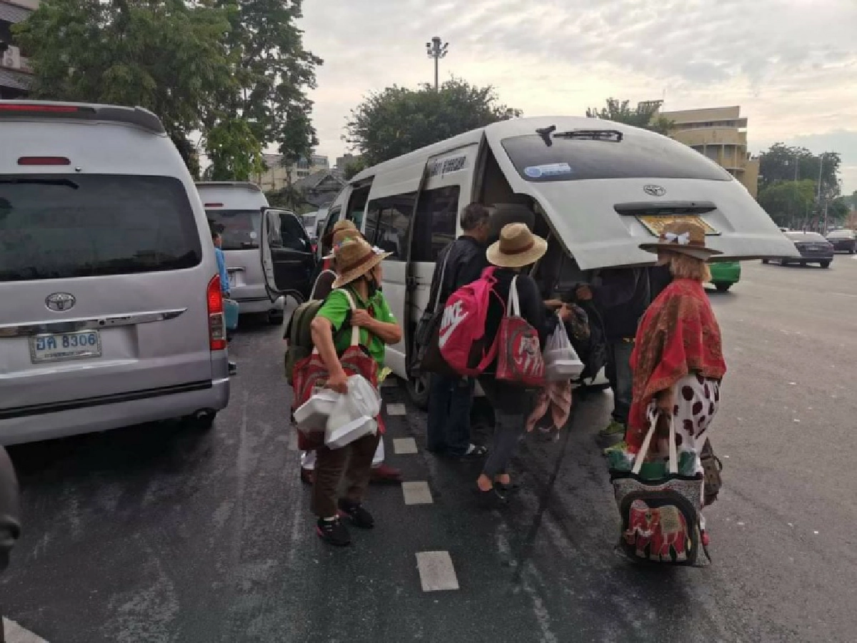 มวลชนทยอยเดินทางมาร่วมชุมนุมกับกลุ่มคณะราษฎร63