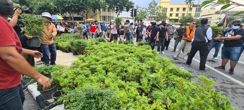 ชมคลิป นาทีชุลมุน "คณะราษฎร" รื้อถอนต้นไม้บริเวณ อนุสาวรีย์ประชาธิปไตย ยึดพื้นที่  (มีคลิป)