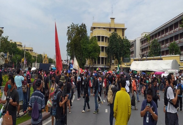 กลุ่มผู้ชุมนุม"คณะราษฎร 63"ยึดพื้นที่รอบอนุสาวรีย์ ปชต.