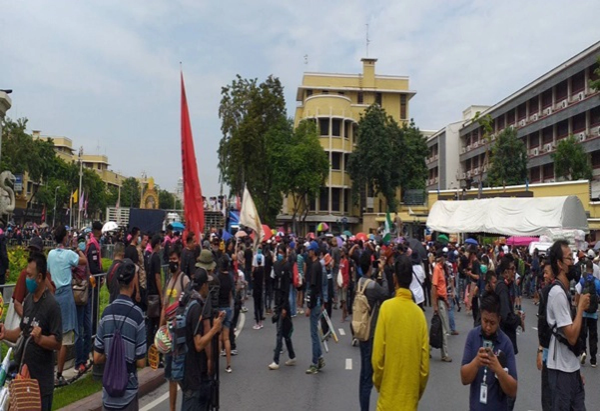 กลุ่มผู้ชุมนุม"คณะราษฎร 63"ยึดพื้นที่รอบอนุสาวรีย์ ปชต.