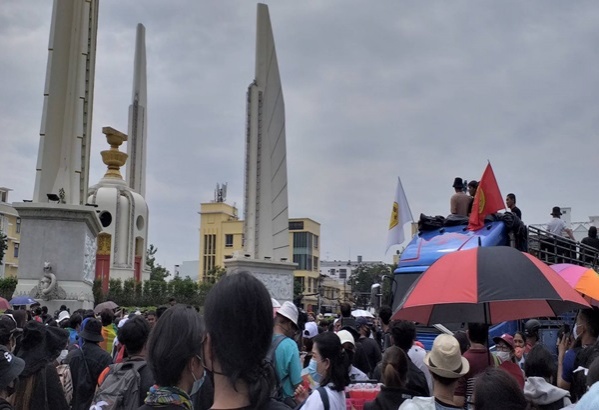 กลุ่มผู้ชุมนุม"คณะราษฎร 63"ยึดพื้นที่รอบอนุสาวรีย์ ปชต.