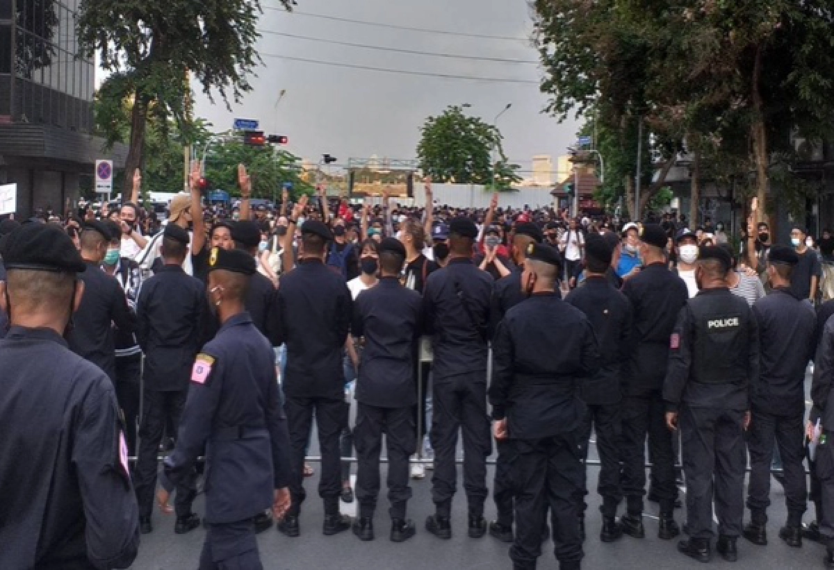 ผู้ชุมนุมโยกรถ ตชด.ที่นำมาปิดกั้นถนน 