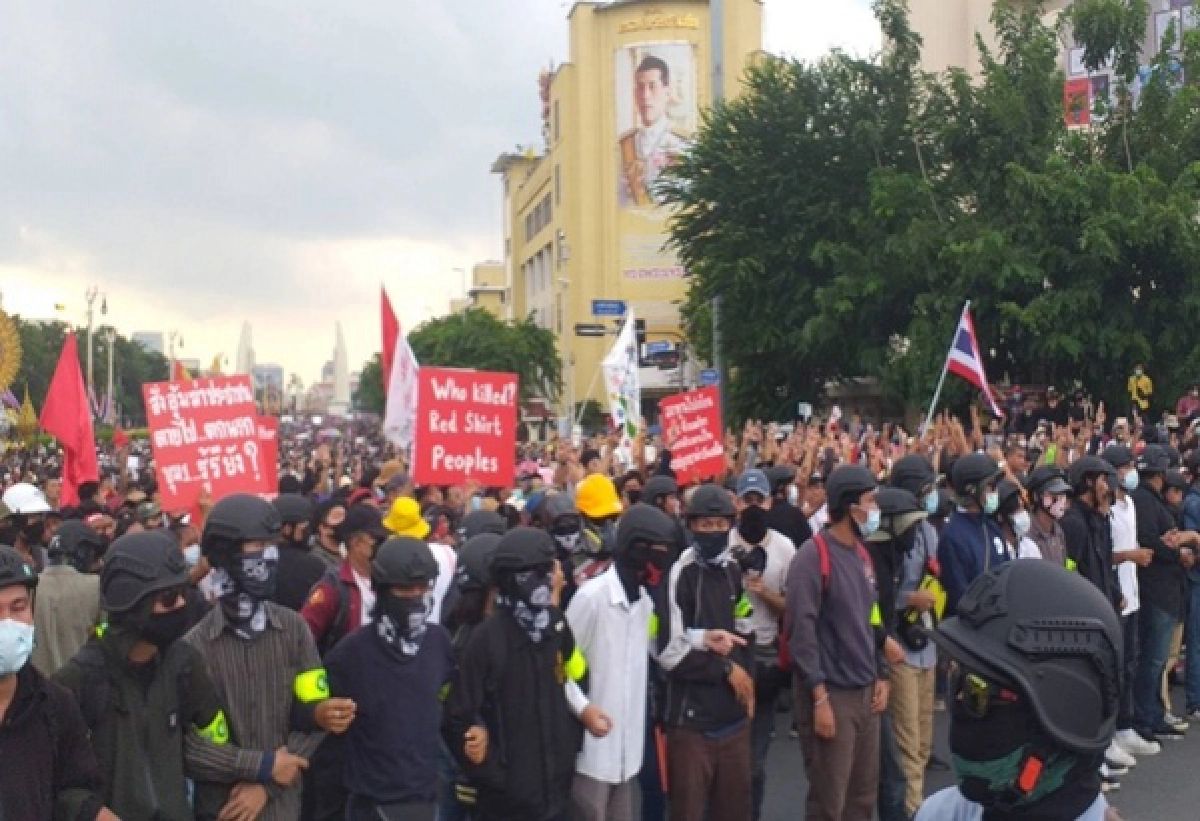  ผู้ชุมนุมเคลื่อนขบวนมุ่งหน้าทำเนียบ