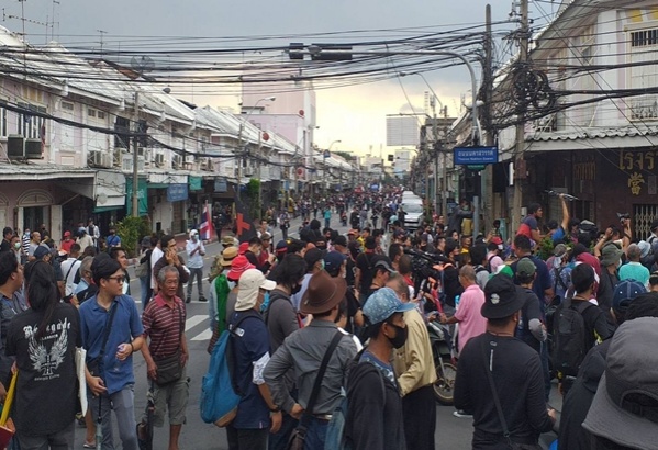  ผู้ชุมนุมเคลื่อนขบวนมุ่งหน้าทำเนียบ