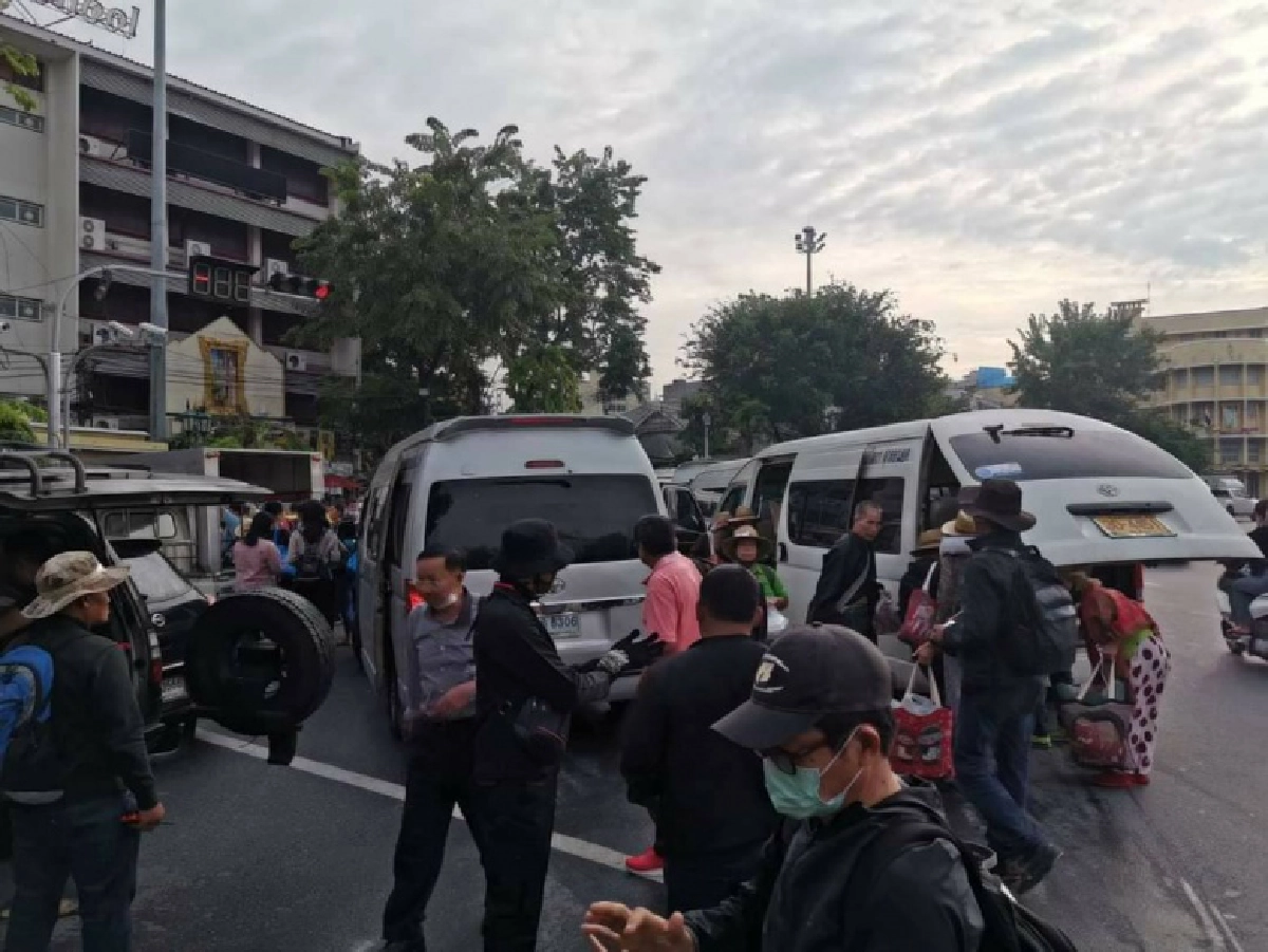 มวลชนทยอยเดินทางมาร่วมชุมนุมกับกลุ่มคณะราษฎร63