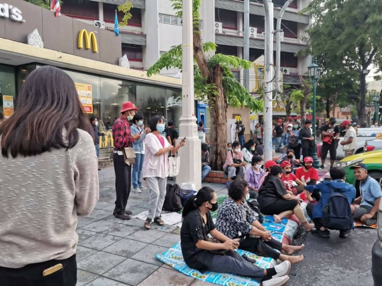 มวลชนทยอยเดินทางมาร่วมชุมนุมกับกลุ่มคณะราษฎร63