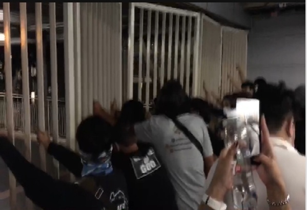 "ไมค์" ยึดราชประสงค์ ลั่น สานต่อ 3 เป้าหมาย -"ช่อ" สังเกตการณ์ 