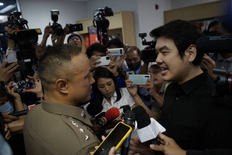 ตำรวจบุกอาคารไทยซัมมิท ขณะ"ปิยบุตร" แถลงข่าว