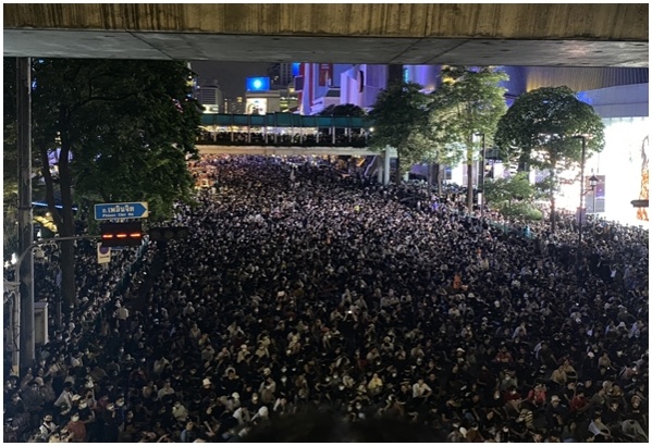 ด่วน ศาลออกหมายจับแกนนำคณะราษฎรอีก 12 ราย