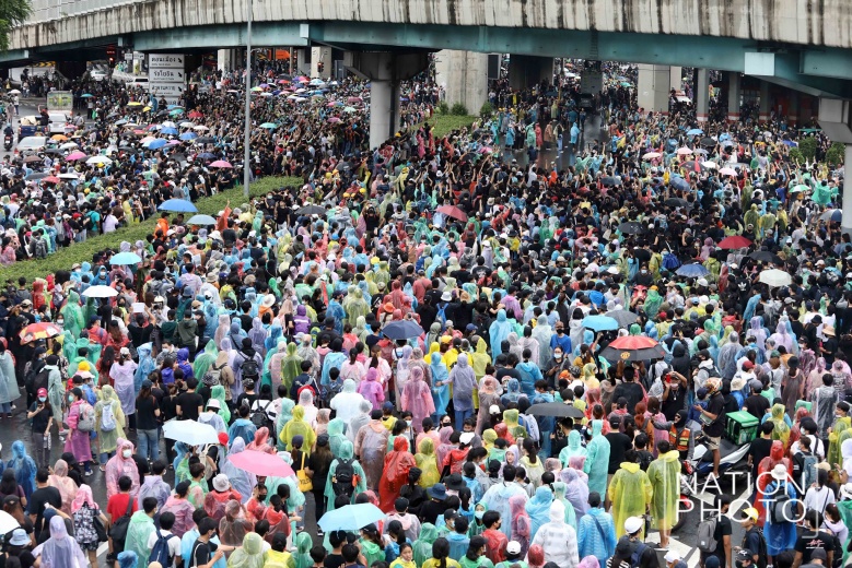 ม็อบออร์แกนิก  เอ็งมาข้ามุด เอ็งหยุดข้าแหย่