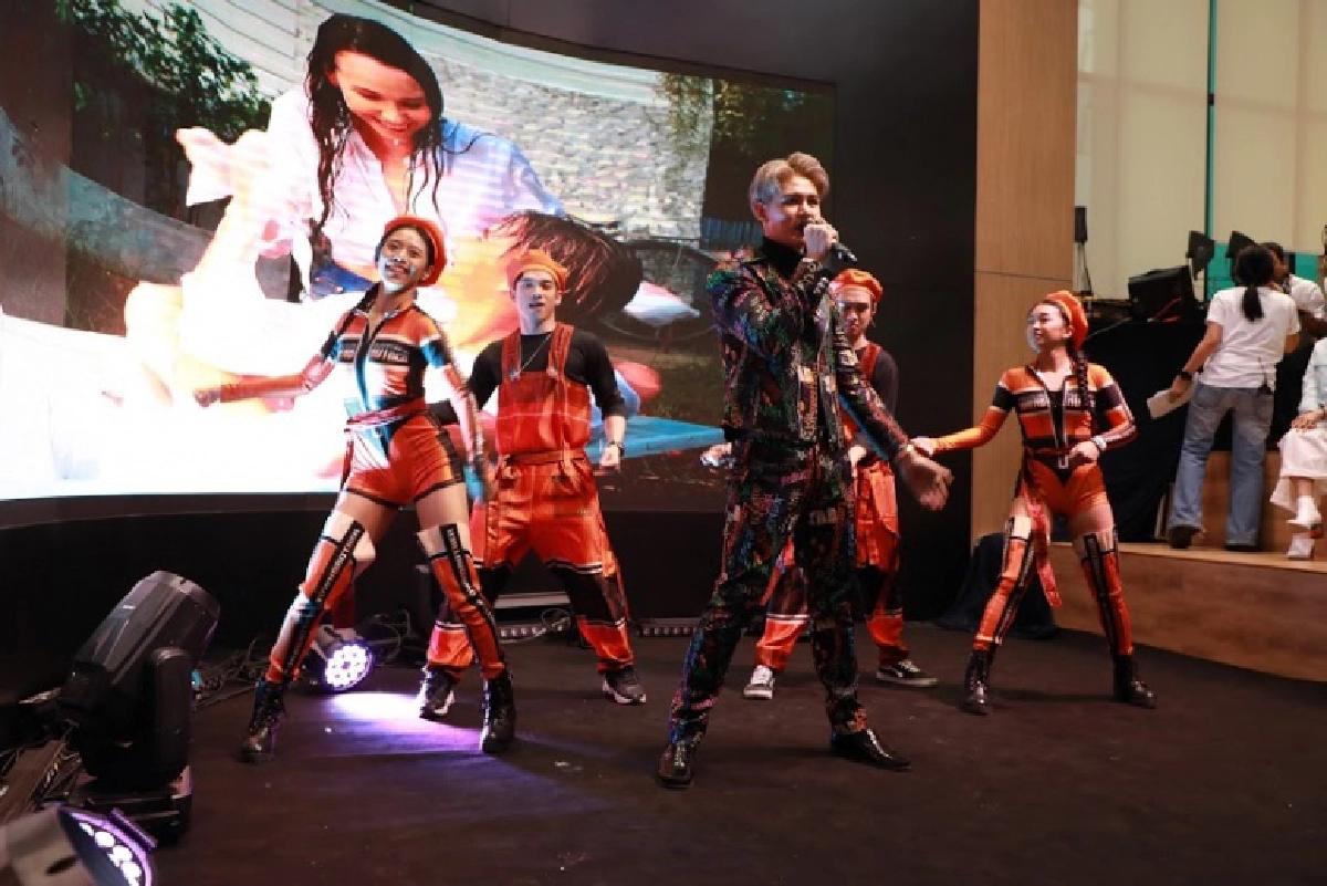 ประมวลภาพงานครบรอบ 19 ปีคมชัดลึก ศิลปินดาราตบเท้าร่วมอวยพร