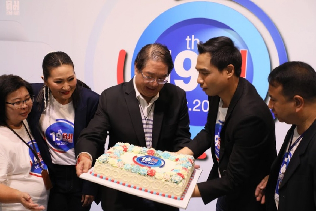 ประมวลภาพงานครบรอบ 19 ปีคมชัดลึก ศิลปินดาราตบเท้าร่วมอวยพร