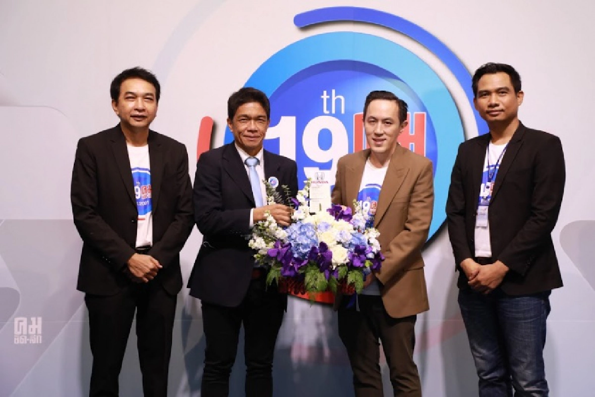 ประมวลภาพงานครบรอบ 19 ปีคมชัดลึก ศิลปินดาราตบเท้าร่วมอวยพร
