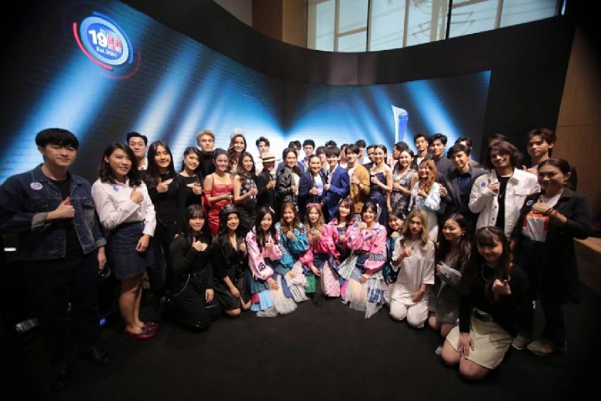 ประมวลภาพงานครบรอบ 19 ปีคมชัดลึก ศิลปินดาราตบเท้าร่วมอวยพร