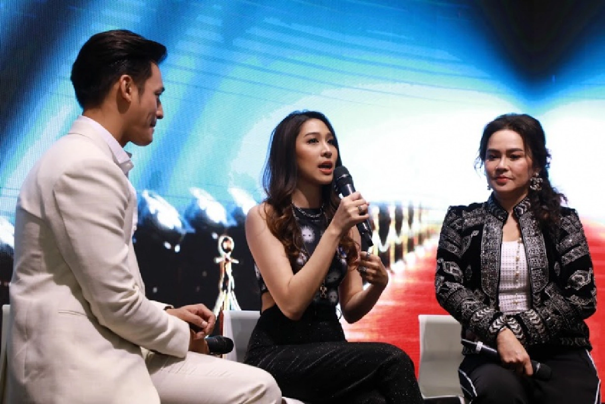 ประมวลภาพงานครบรอบ 19 ปีคมชัดลึก ศิลปินดาราตบเท้าร่วมอวยพร