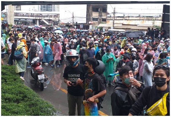 ขสมก. สั่งตัด 4 เส้นทางหลัก หลังมวลชน "ดาวกระจาย" 3จุดกทม.