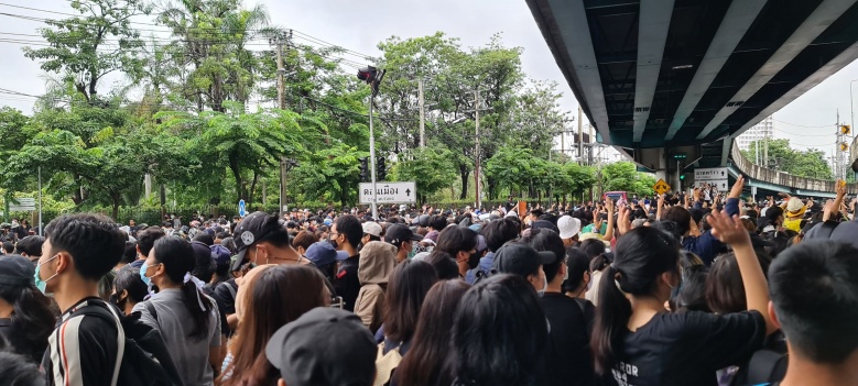  มวลชนพรึ่บแยกลาดพร้าว  