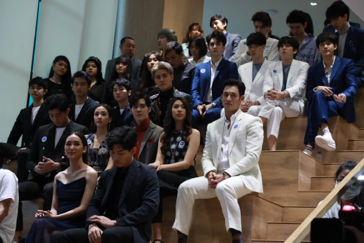 ประมวลภาพงานครบรอบ 19 ปีคมชัดลึก ศิลปินดาราตบเท้าร่วมอวยพร