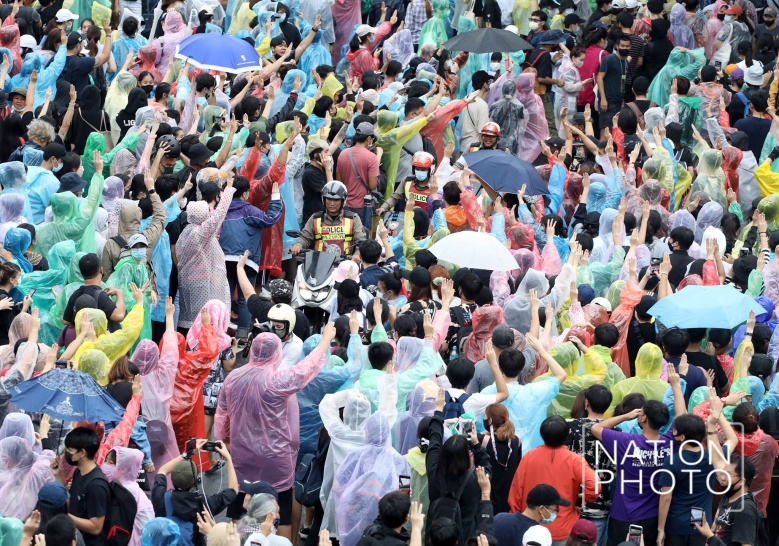 ม็อบออร์แกนิก  เอ็งมาข้ามุด เอ็งหยุดข้าแหย่