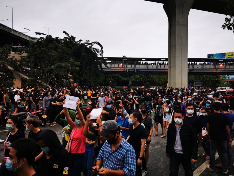 มวลชนกระจายชุมนุมหลายจุด แยกลาดพร้าว-อุดมสุข-แยกบางนา-แยกตากสิน-รามฯ