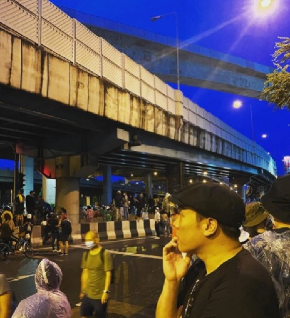 "มดดำ" โผล่สถานที่ชุมนุมห้าแยกลาดพร้าวเมื่อวานนี้ ลั่นอยากมาดูให้เห็นกับตา 
