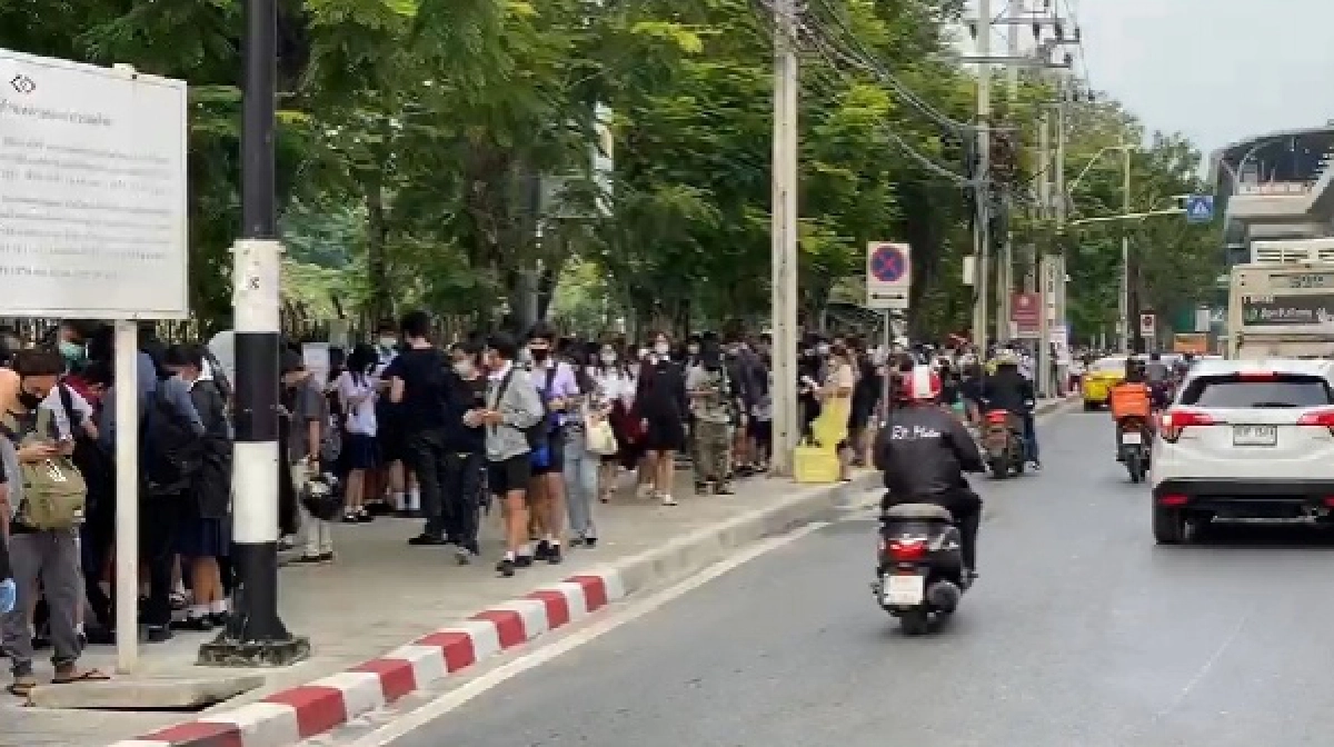 "จ่านิว" มาตามนัด #19ตุลา ที่แยกเกษตร