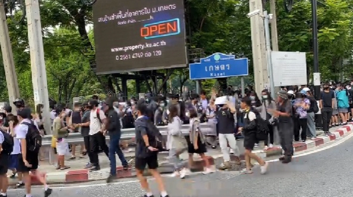 "จ่านิว" มาตามนัด #19ตุลา ที่แยกเกษตร
